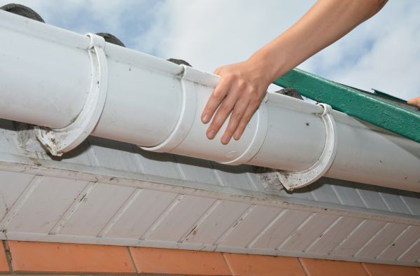 Cost of Gutter Reattachment in Columbia